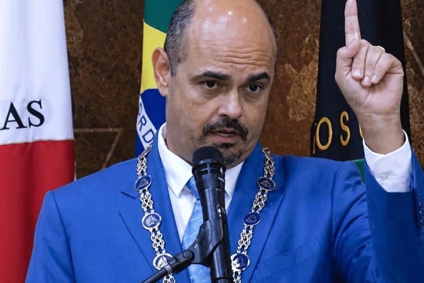 Críticas marcam atuação de Simões