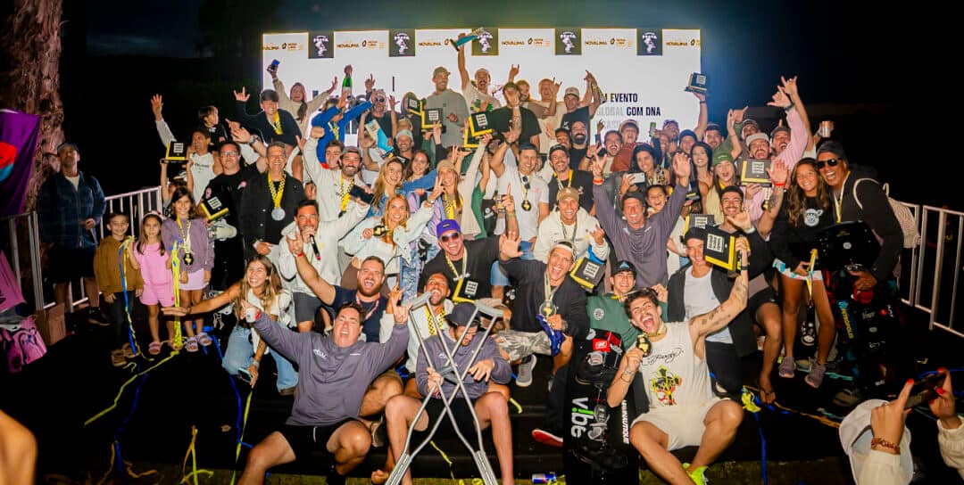 Atletas e participantes celebram premiação do Brasil Wake Open na Lagoa dos Ingleses, em Nova Lima, durante evento internacional de wakeboard