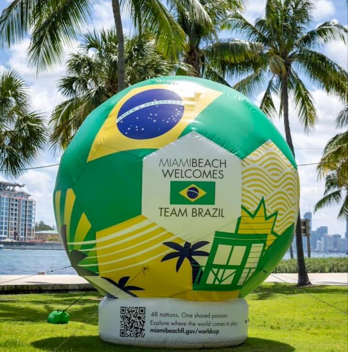 Bola gigante temática da Seleção Brasileira instalada em área turística de Miami Beach durante as ações da Copa do Mundo de 2026