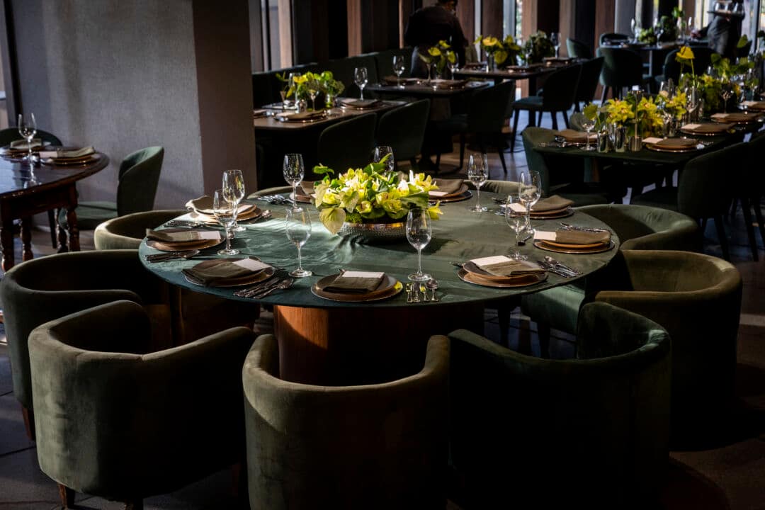 Mesa posta para jantar harmonizado no Espaço Altíssimo, no Belvedere, durante experiência gastronômica com vinhos portugueses da Menin Wine Company