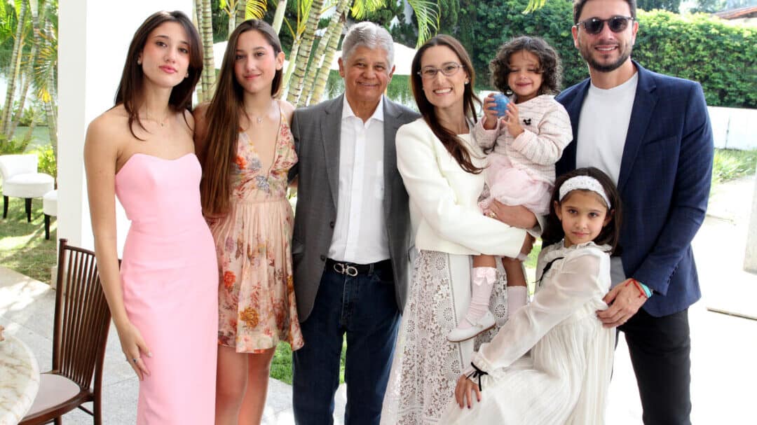 Ana Victoria Manini, Catharina Manini, Clésio Andrade, Anasthacia Manini, Maria Valentina Manini e Tiago Chagas durante almoço em comemoração à posse de Daniela Andrade como conselheira da OAB-MG, em Belo Horizonte