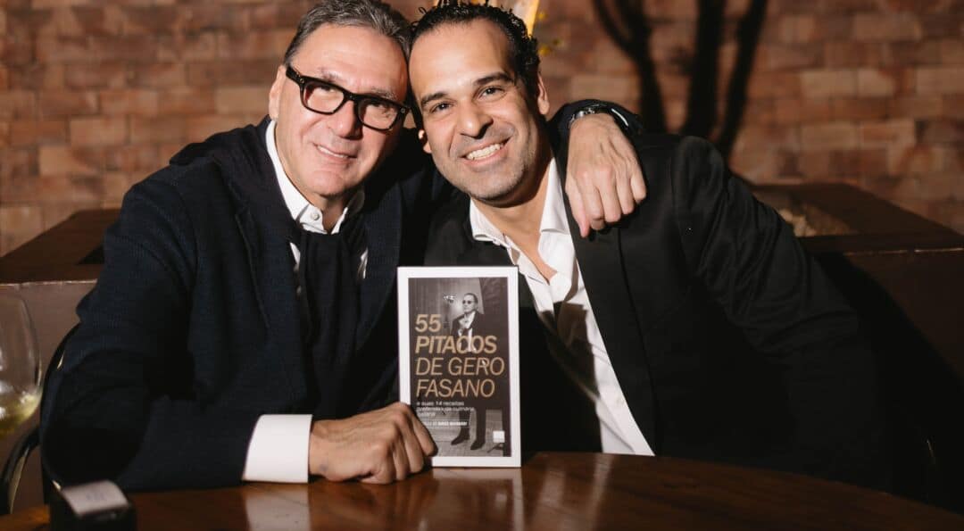 Gero Fasano posa ao lado de convidado durante lançamento do livro “55 Pitacos de Gero Fasano” no Hotel Fasano, em Belo Horizonte