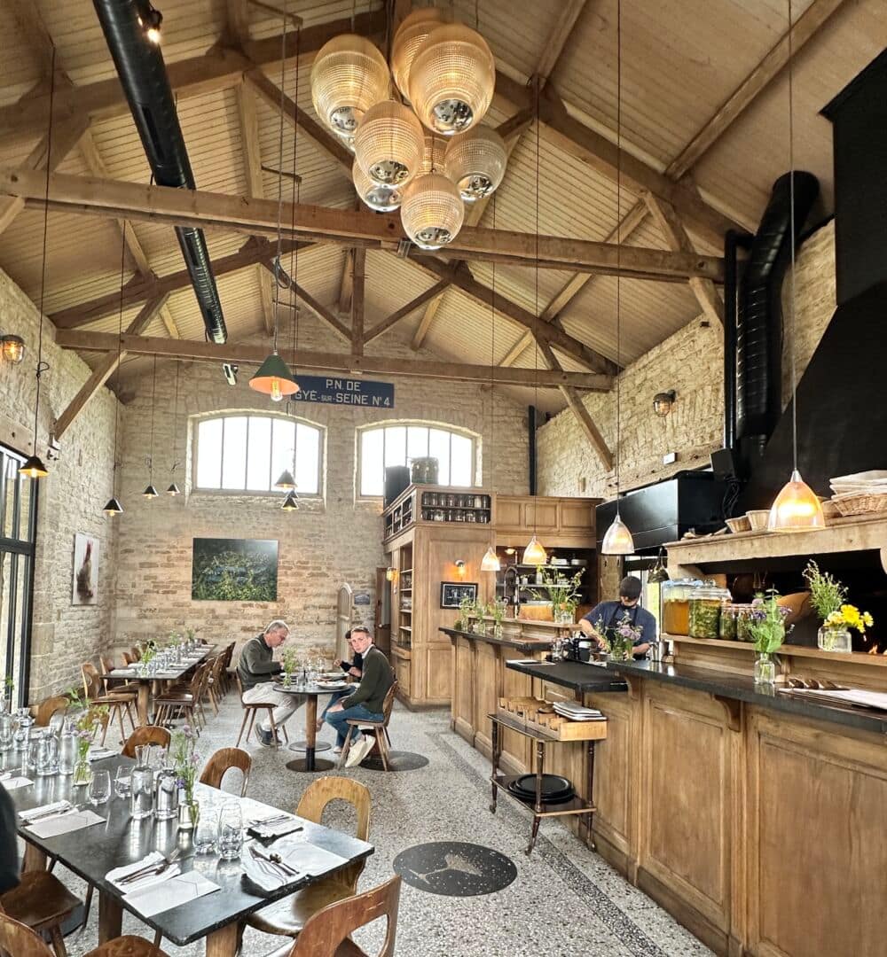 Salão interno do restaurante Le Garde Champêtre, instalado em uma antiga estação ferroviária na região de Champagne, na França
