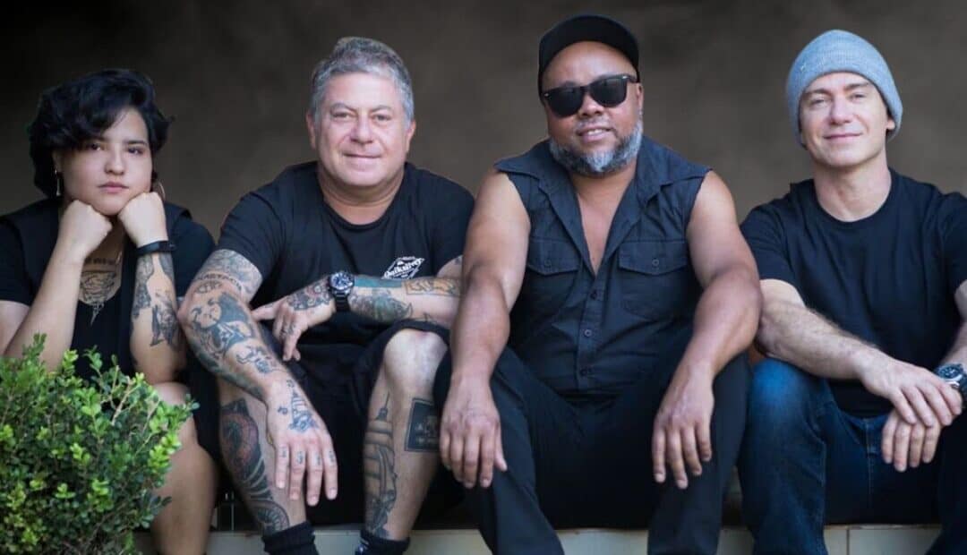 Integrantes da banda Tianastácia, atração da Cidade Junina, durante programação especial que une rock e tradições juninas em Belo Horizonte