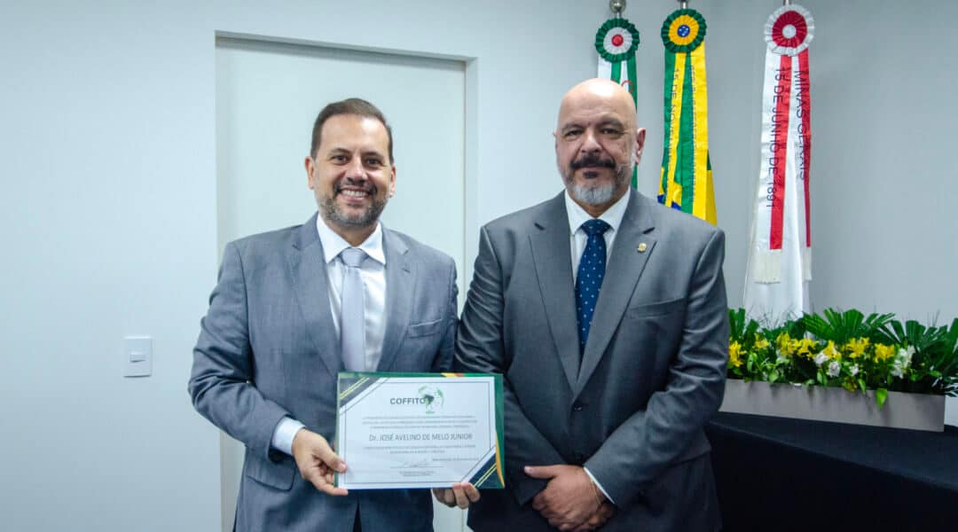 José Avelino de Melo Júnior recebe certificado de posse durante cerimônia da nova diretoria do Crefito-4 MG em Belo Horizonte