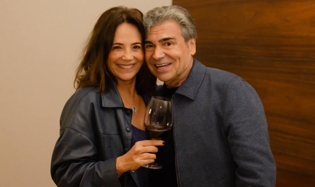 O publicitário Carlos Rubens Doné e sua esposa posam sorridentes durante comemoração de aniversário realizada no espaço Green Garden, em Belo Horizonte