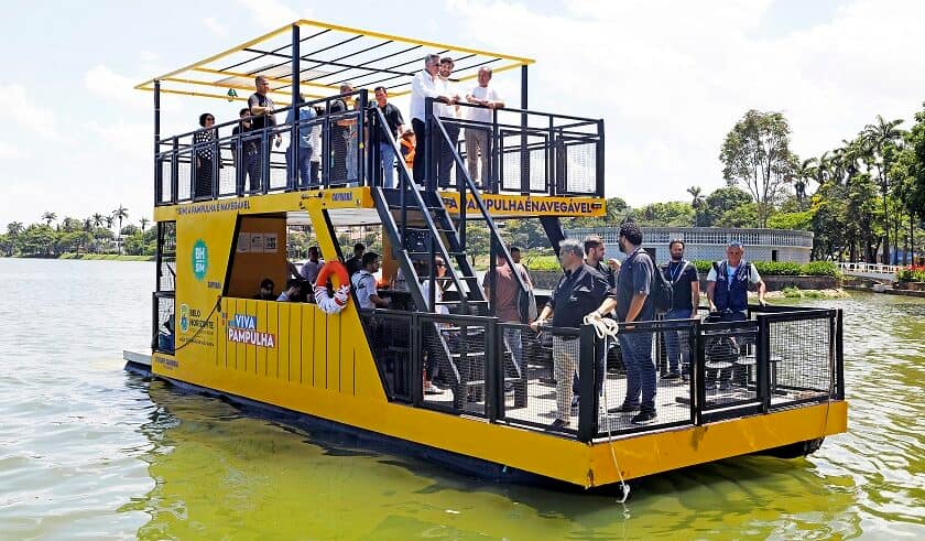 Embarcação Capivarã realiza passeio turístico na Lagoa da Pampulha durante projeto experimental promovido pela Prefeitura de Belo Horizonte