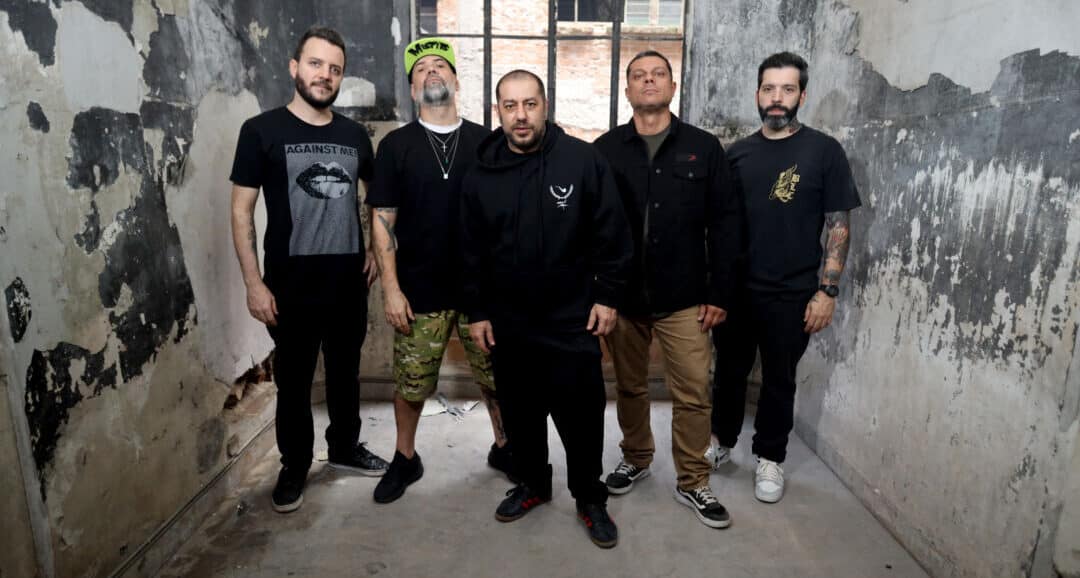 Integrantes da banda CPM 22 posam para foto promocional antes de apresentação no festival de Dia Mundial do Rock realizado em Belo Horizonte