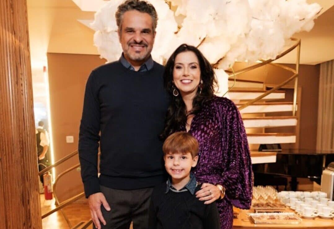 Daniela Magalhães posa ao lado do marido e do filho durante comemoração de seus 50 anos em Belo Horizonte