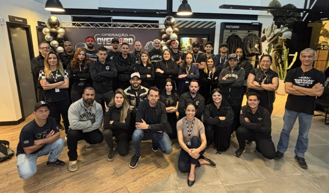 Equipe do pós-venda da Triumph BHR reunida na concessionária, em Belo Horizonte
