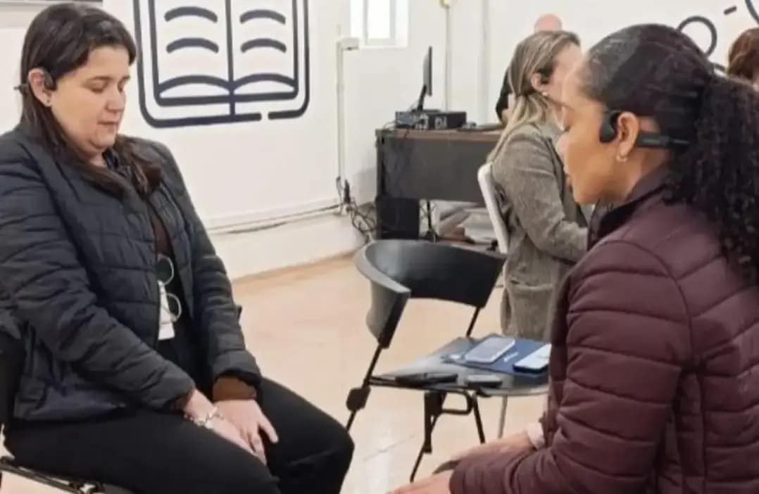 Profissionais participam de atividade de treinamento humanizado na saúde utilizando tecnologia baseada em escuta e comunicação em ambiente hospitalar