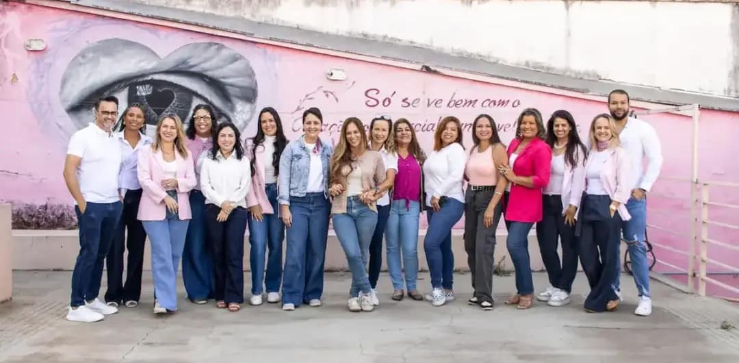 Equipe multidisciplinar do projeto ArqDecor Social reunida durante projeto de revitalização da Associação de Cegos Louis Braille em Belo Horizonte