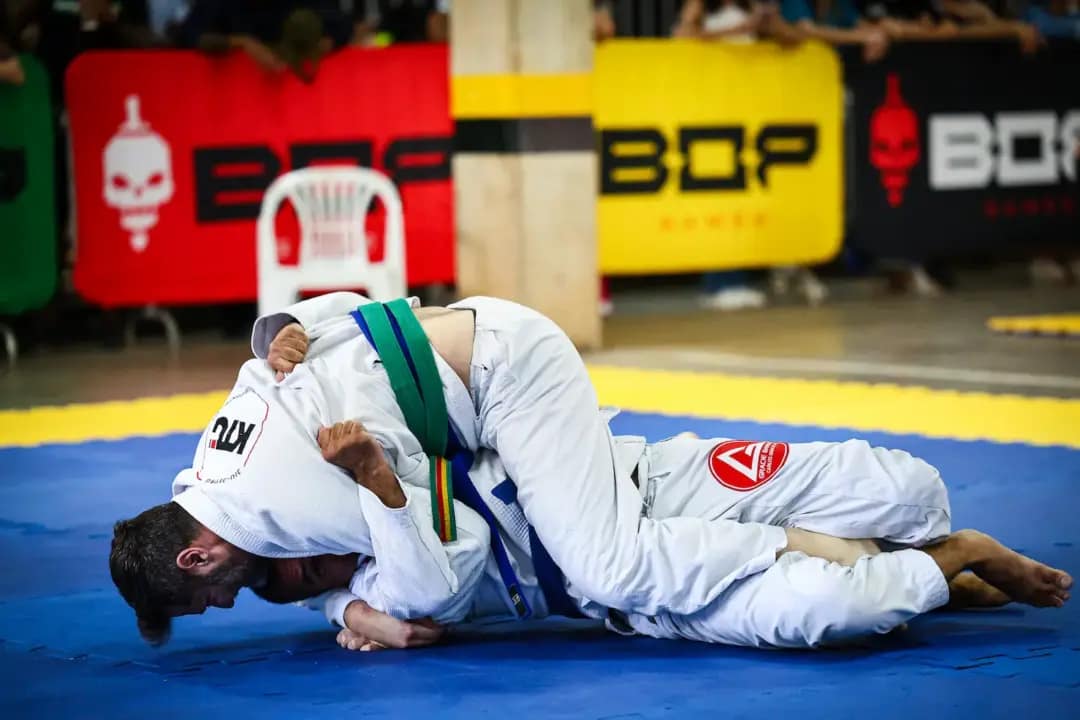 Festival esportivo mostra atletas durante disputa de jiu-jítsu em competição realizada no BOP Games, evento que acontece no Mineirão
