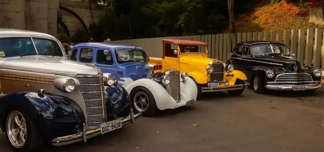 Hot rods e carros clássicos alinhados em exposição, representando diferentes estilos da cultura automotiva que será destaque do festival Beagá Motor Festival, em Belo Horizonte