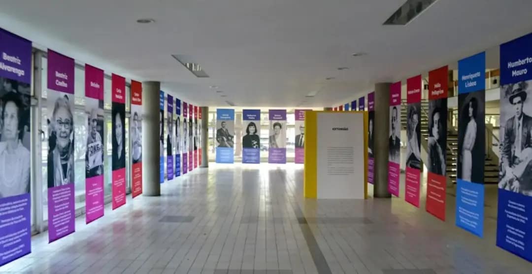 Exposição UFMG Centenária reúne painéis com personalidades que marcaram a trajetória da universidade ao longo de quase um século
