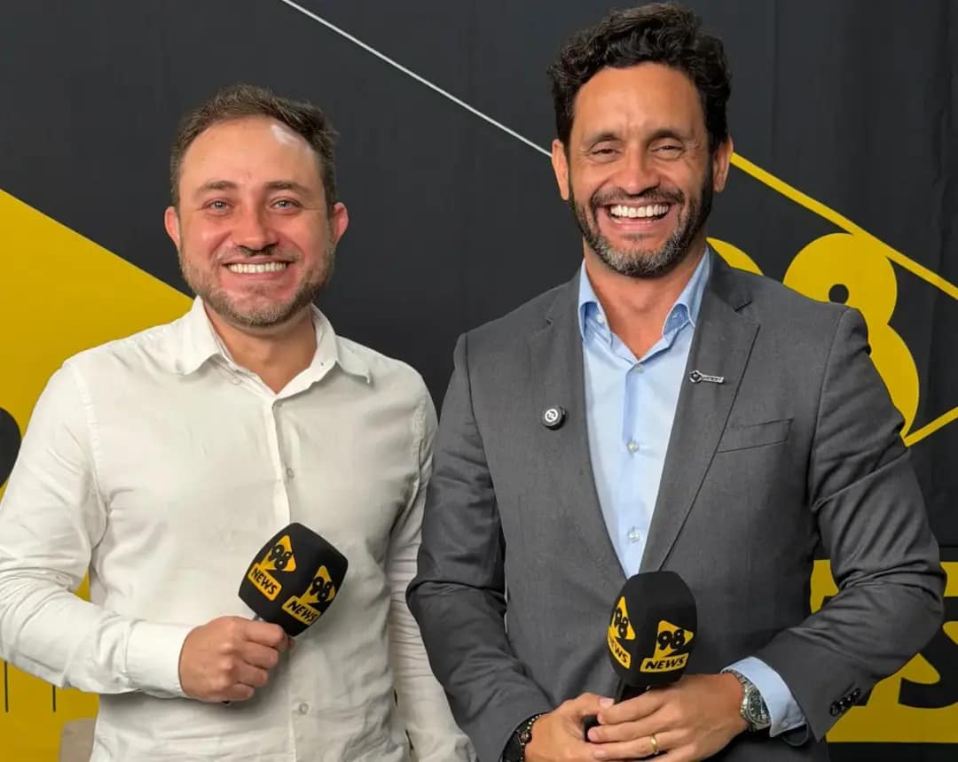 Thiago Toscano, CEO da Itaminas, durante entrevista com Jornalista Júlio Vieira da Rádio 98 News na Exposibram 2026, em Belo Horizonte