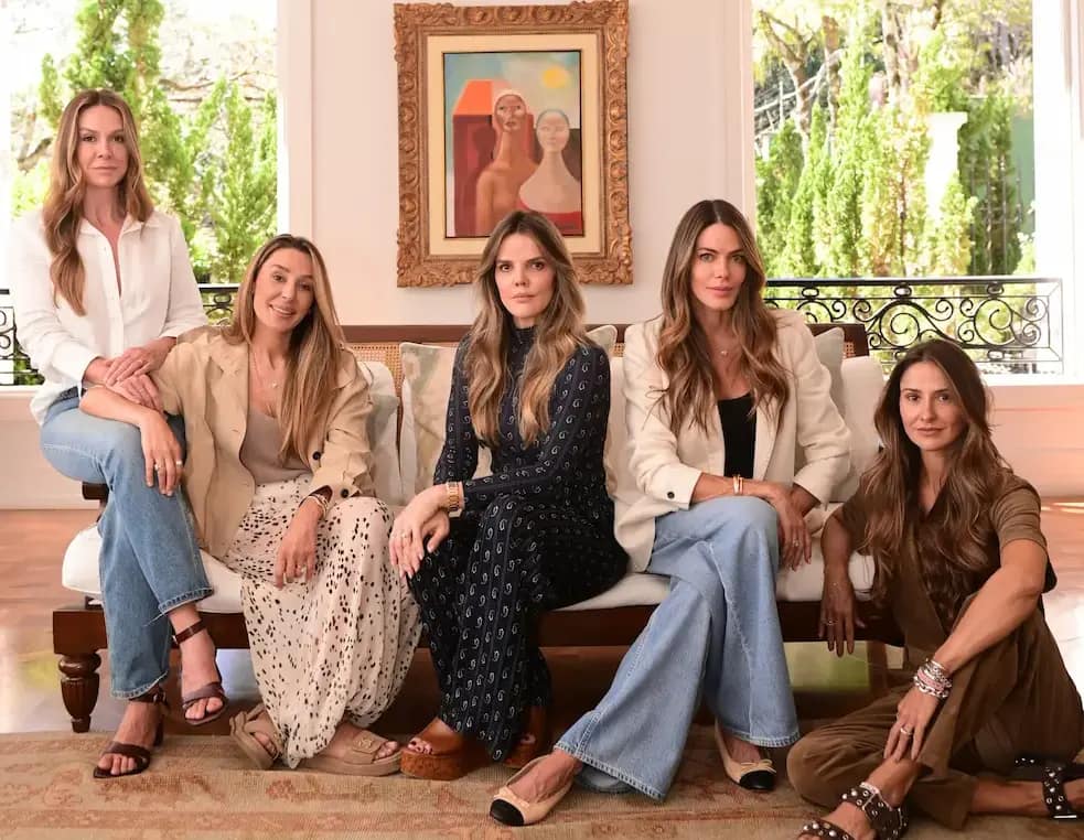 Fundadoras do The Club Me reunidas em ambiente residencial durante ensaio institucional da comunidade voltada para mulheres 40+