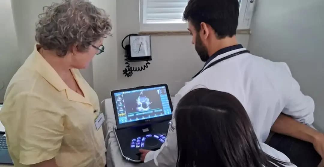 Profissionais de saúde analisam exame cardíaco durante atendimento em unidade de saúde; estudo da UFMG avalia uso de inteligência artificial no rastreamento da doença de Chagas