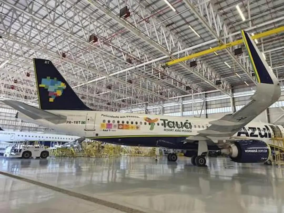 Aeronave da Azul Viagens personalizada com a identidade visual do Tauá Resort João Pessoa durante ação de lançamento da novas parceria entre as empresas