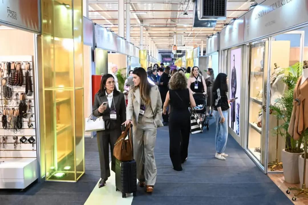 Visitantes circulam entre estandes de marcas expositoras durante nova edição do Minas Trend