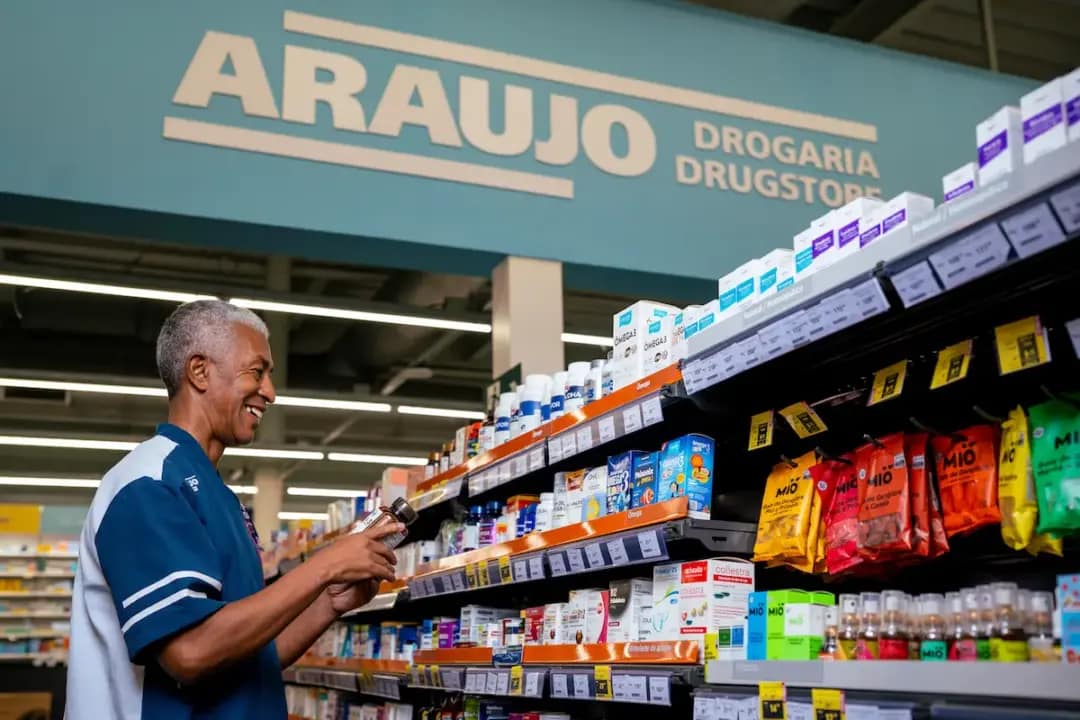 Cliente consulta produtos de suplementação e vitaminas nas prateleiras de uma loja da Drogaria Araujo, sobre o uso das canetas emagrecedoras
