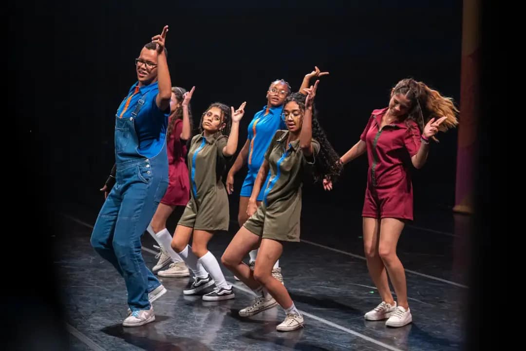 Jovens participam de apresentação de dança em um palco, em projeto de mais de mil vagas gratuitas em cursos do Sesc