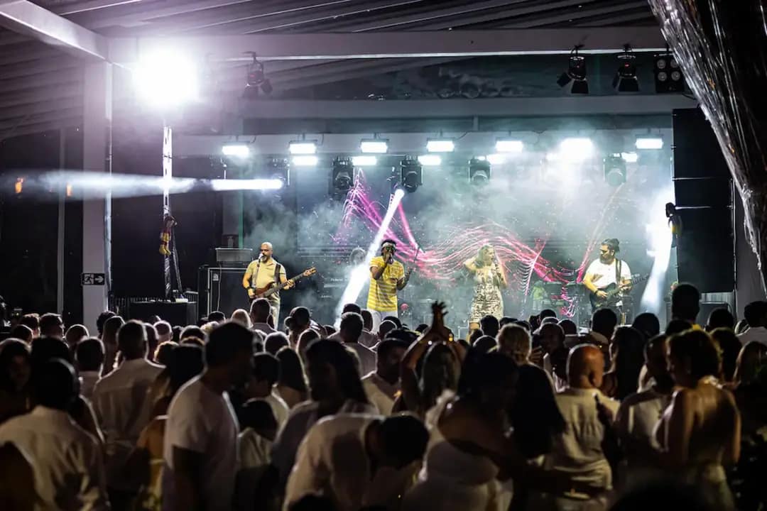 Público acompanha apresentação musical durante o Réveillon do Pampulha Iate Clube, uma das tradicionais festas de virada de ano que já início os preparativos para a edição 2027 em Belo Horizonte