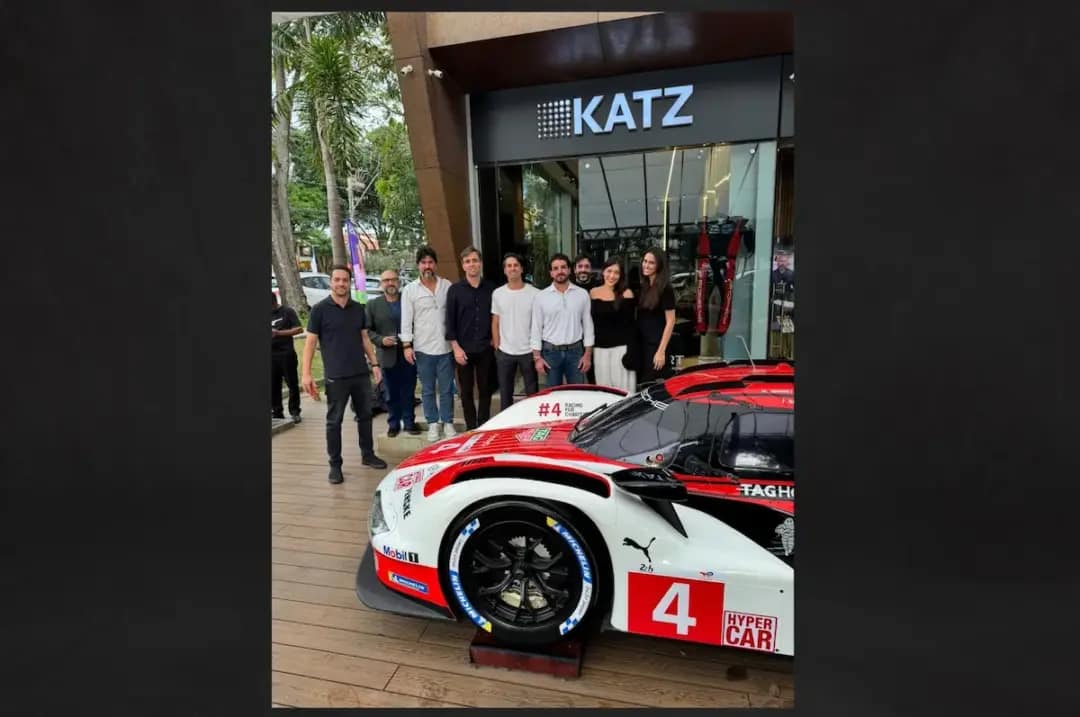 Felipe Nasr participa do Lebensart Experience ao lado de convidados, do CEO do Grupo Katz, Daniel Katz e da réplica do Porsche 963 no Espaço Katz, em Belo Horizonte
