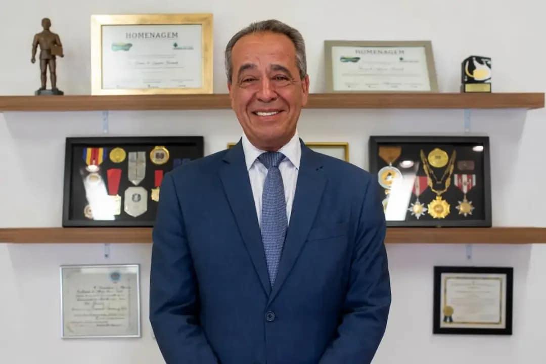 O advogado Tomáz de Aquino Costa Resende posa diante de diplomas, medalhas e homenagens, e fala sobre a importância das parcerias com o poder público