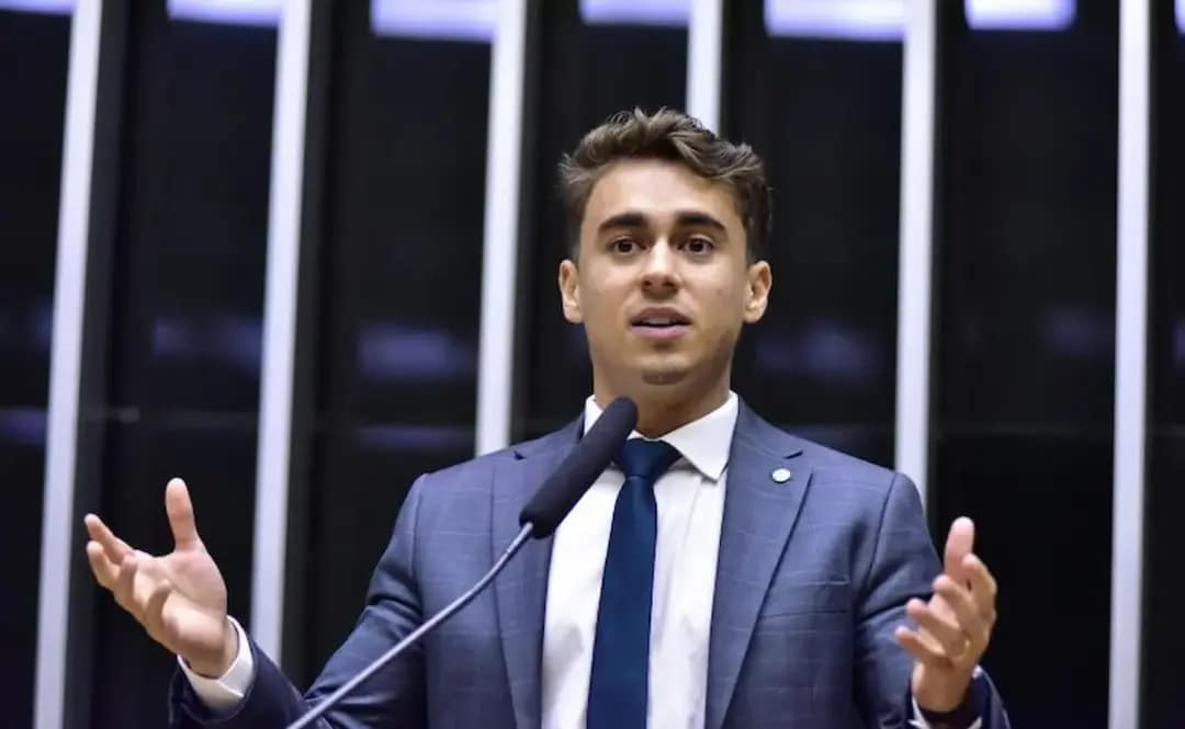 Nikolas Ferreira discursa na tribuna da Câmara dos Deputados durante mandato como deputado federal