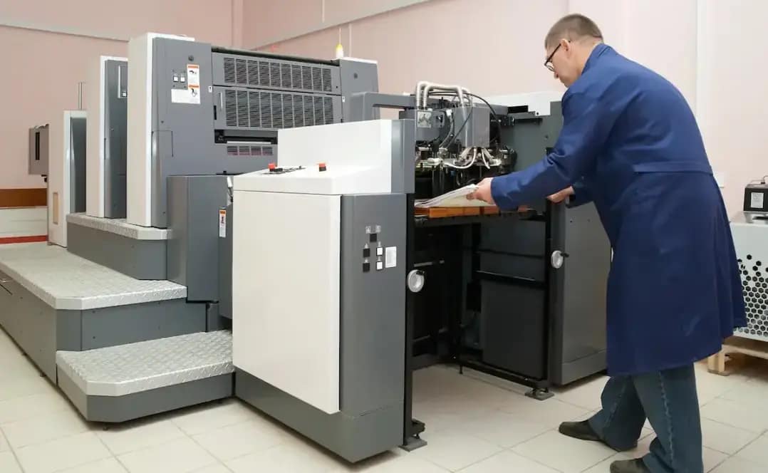 Profissional opera equipamento de impressão na indústria gráfica, setor que projeta crescimento de até 25% durante o período eleitoral em Minas Gerais