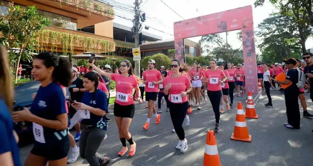 Corrida solidária em BH reúne participantes de camiseta rosa na largada da B. Run Pela Vida, promovida pelo Botânico Shopping