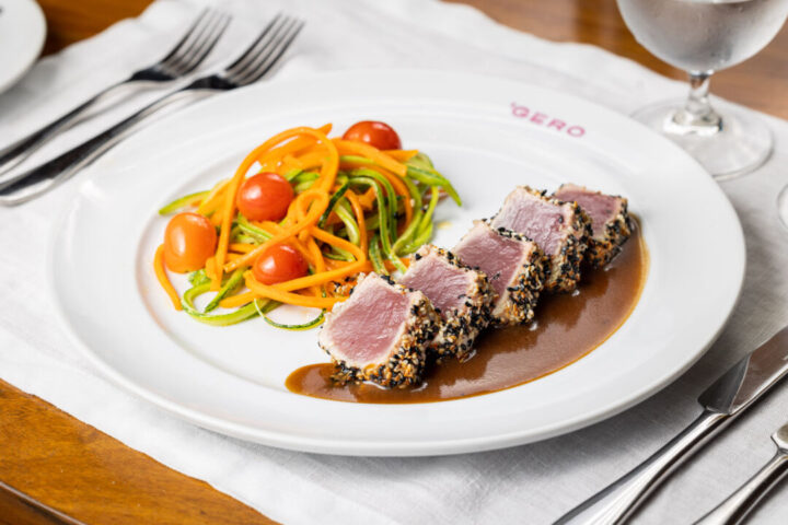 ATUM EM CROSTA DE GERGELIM AO MOLHO MARSALA COM SPAGHETTI DE LEGUMES 1