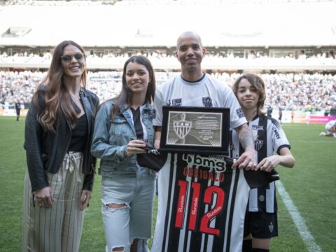 Diego Tardelli recebe placa de homenagem durante evento da Arena MRV