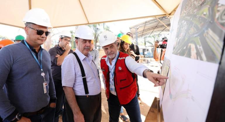 Prefeito Fuad Noman visita obras do viaduto da Avenida Waldomiro Lobo