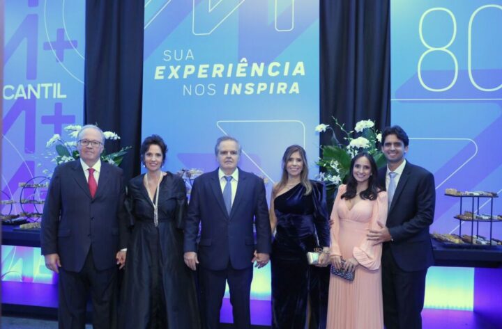 Família Araújo durante a cerimônia dos 80 anos do Banco Mercantil realizada nesta semana no Minascentro, em BH: Marco Antônio, Beatriz, Luiz Henrique, Gláucia, Lívia e Gustavo Araújo (Foto: Edy Fernandes) IMG 20230721 WA0013