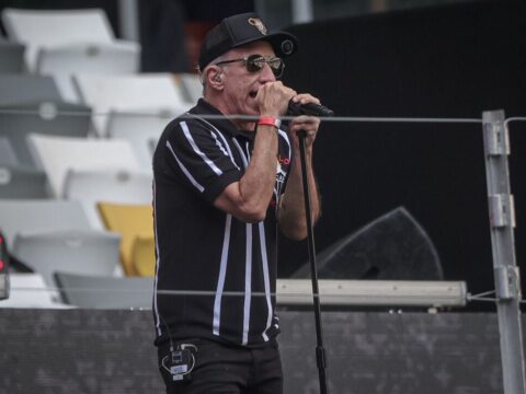 Podé da banda Tianastácia canta o Hino do Galo no evento Lendas do Galo