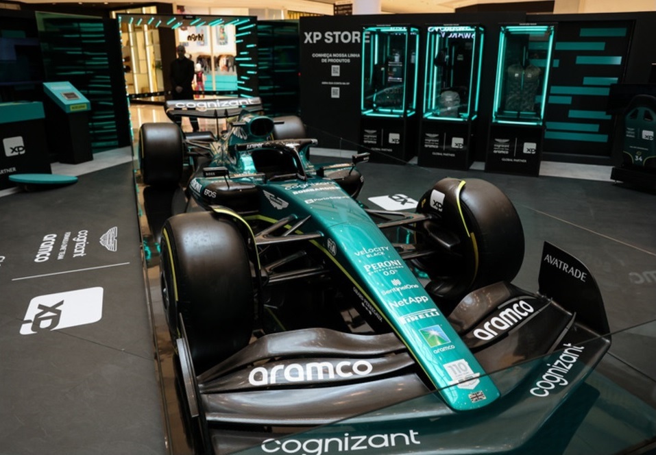 Aston Martin de Fernando Alonso atrai amantes da Fórmula 1 ao BH Shopping