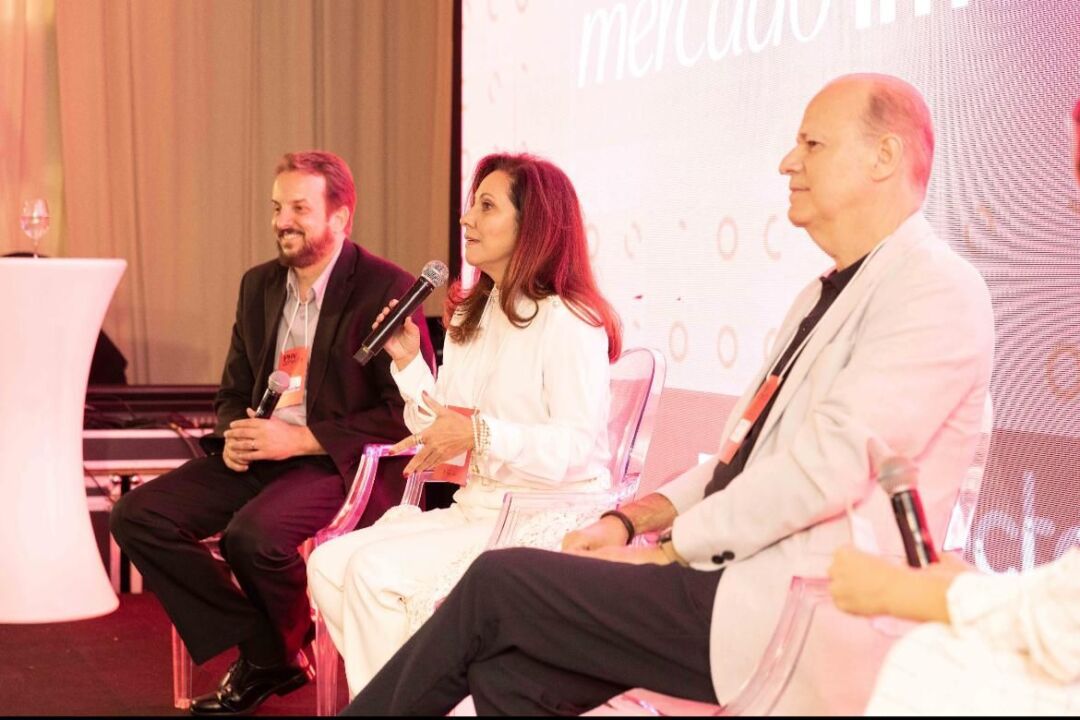 Paulo Henrique Vasconcelos, Cássia Ximenes e Renato Teixeira participaram do painel "Tendências, desafios e oportunidades (Foto: Divulgação CC / PHV)