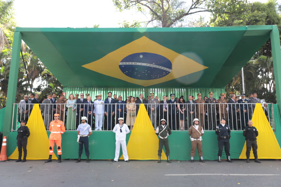 Autoridades acompanham desfile de 7 de Setembro