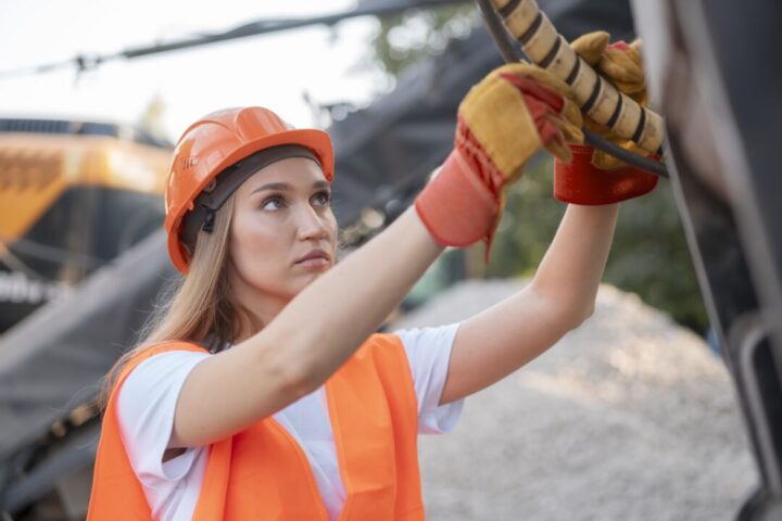 trabalhador da construcao civil no local