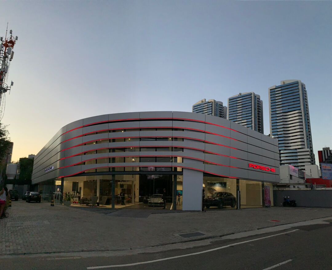 Porsche Center Salvador segue padrão arquitetônico da matriz alemã