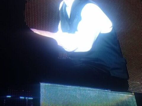 Paul MCartney toca piano