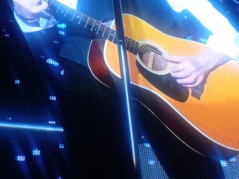Paul MCartney toca violão
