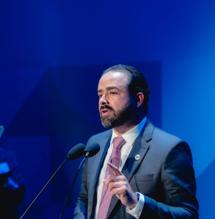 Sérgio Leonardo faz discurso contundente em favor da Constituição