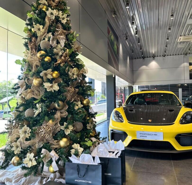 Um Porsche em sua árvore de Natal