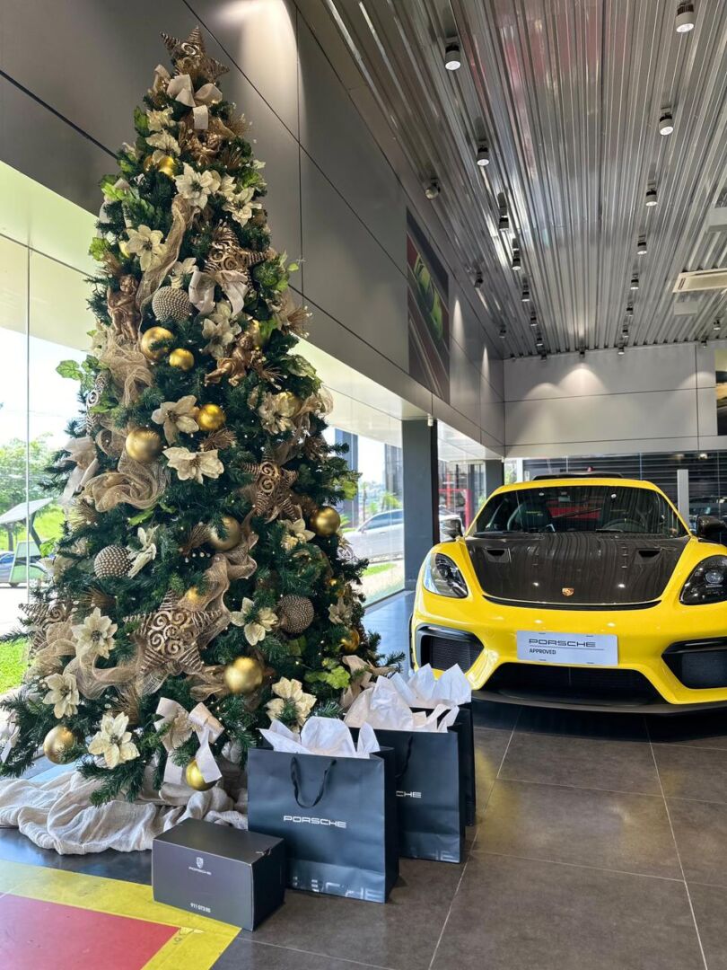 Um Porsche em sua árvore de Natal
