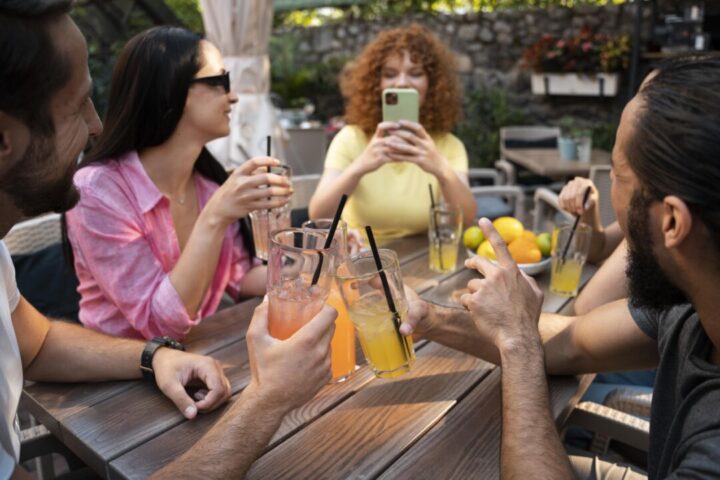 amigos em um bar sentados a mesa com bebidas