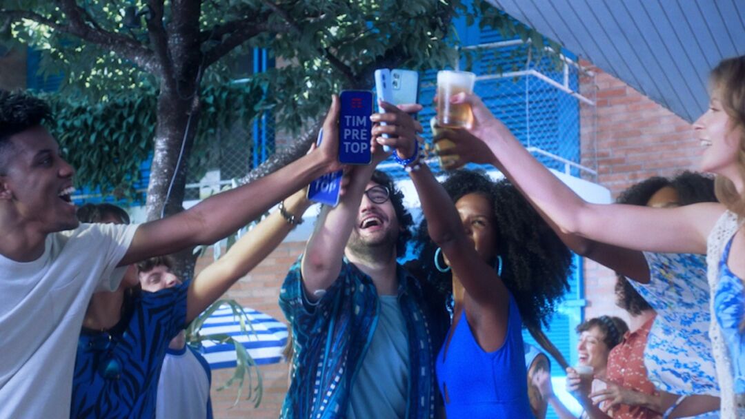 Pareceria entre TIM e Ambev gera desconto em delivery de bebidas