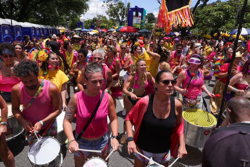 Foliões de BH testam novo som dos blocos de rua